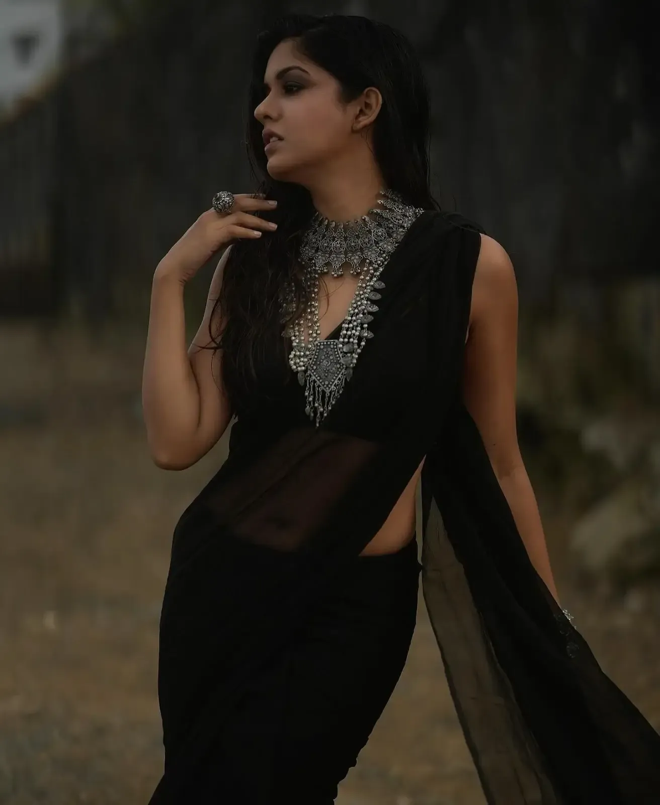 SOUTH INDIAN ACTRESS ISHITA DUTTA STILLS IN SLEEVELESS BLACK SAREE 7